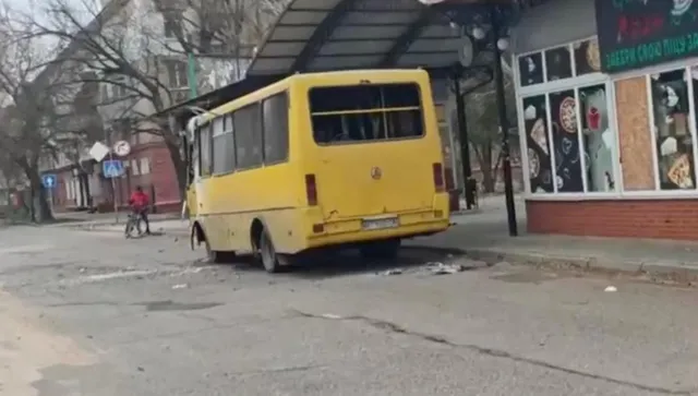 Руски дрон се разби в пътнически автобус в Херсон, шофьорът е тежко ранен, много са ранените