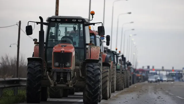 Гръцки фермери и полиция се сблъскаха на "Кулата": Обгазиха и журналисти
