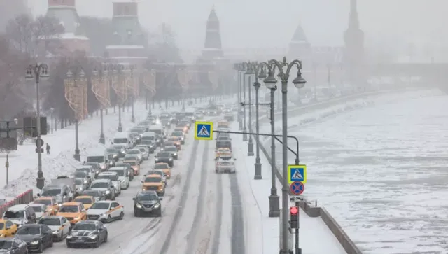 Снежна буря връхлетя Москва: Спря полети, изкорени дървета и смачка автомобили