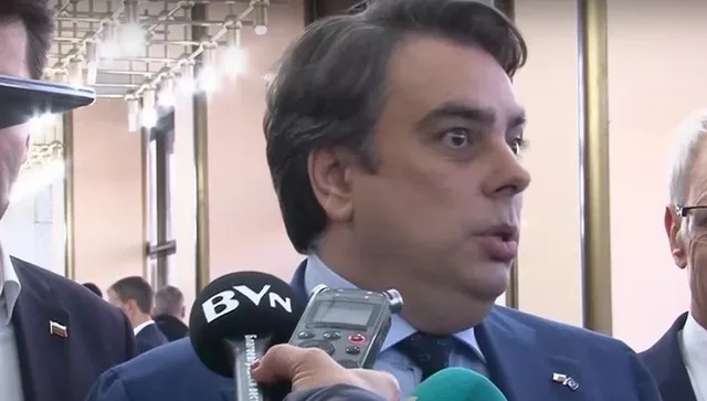  Асен Василев: Радев е един страхлив лицемер! Лъже, нагажда се, в листите му има агенти на ДС 