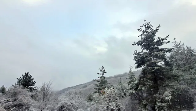 Остава топло с намалена видимост в низините, от запад се заоблачава 