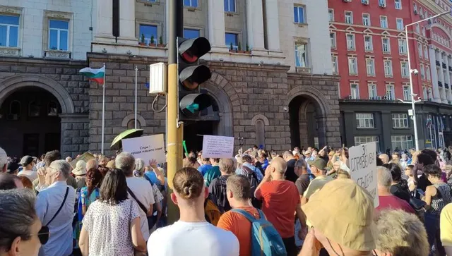 Първият протест срещу Радев: Вместо прогнозата за 20, събраха се 3000 протестиращи (видео)