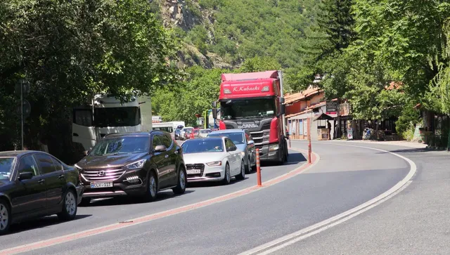 Затвориха Кресненското дефиле след като паднал валяк удари автомобил  