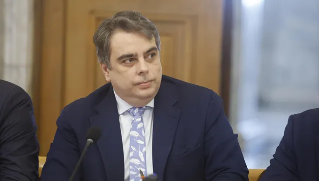 Асен Василев при паметника на ген. Иван Колев: Отмяната на формулата за МРЗ създава риск от по-ниски доходи