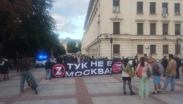 Протестиращи отмениха хорото пред Народния театър "Иван Вазов" 