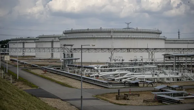 Япония освобождава петролни резерви за половин месец напред