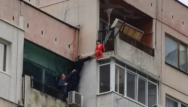 Търсят близки на висялото от балкон дете, за да станат приемно семейство и на 2-те деца