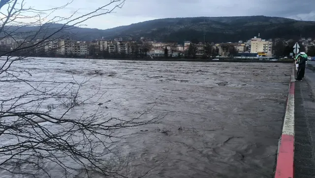 Река преля и скъса мост в с. Гривка в Крумовградско, част от селото е под вода