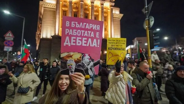 Хиляди се събраха на площад „Независимост“ в София, протестират срещу властта