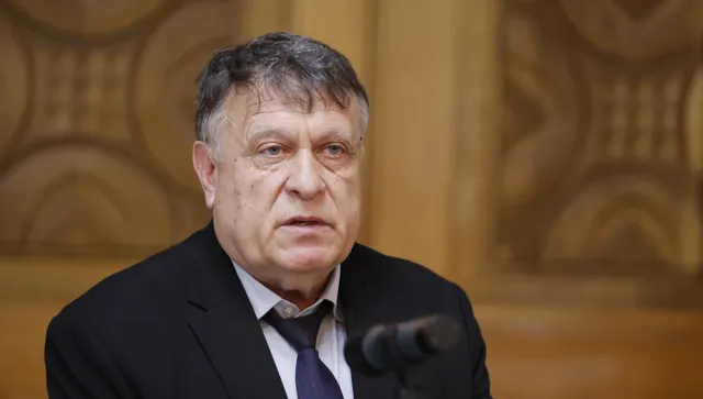 Министърът на образованието: Учебното съдържание трябва да се олекоти, учебниците - да се осъвременят