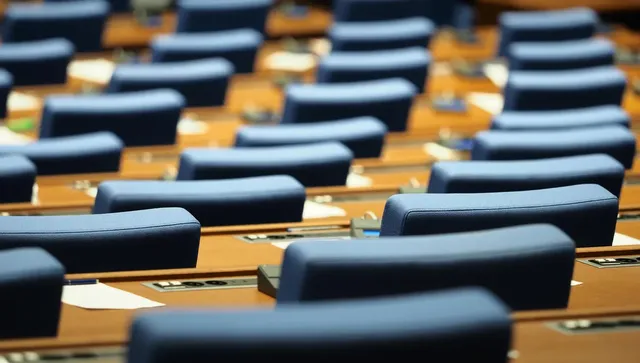 Какво е разпределението на партиите в 52-ия парламент