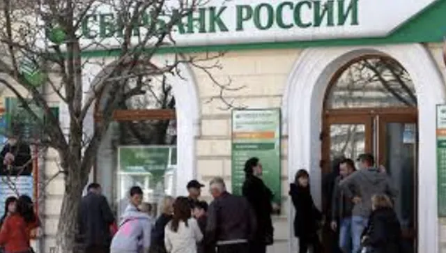 Тревога в Русия: Руснаците масово теглят спестяванията си, страхът от нови ограничения расте
