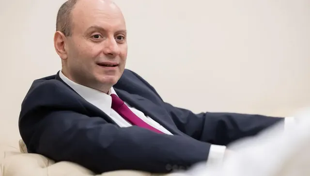 Посланикът ни в ОАЕ кацна в България, привикан заради полетите на Пеевски
