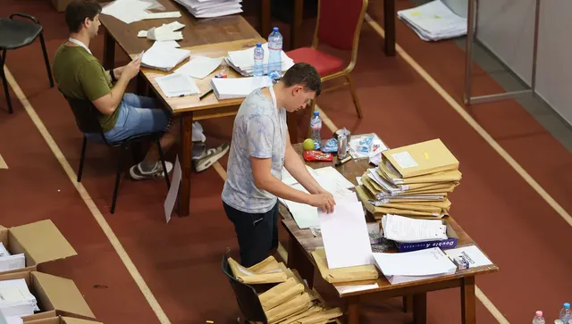 Финал на обработката на изборните резултати: РИК предават протоколите за проверка
