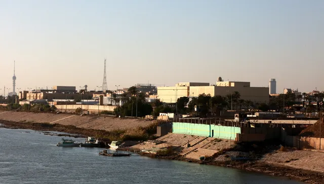 Ройтерс: Дрон разпали пожар в комплекса на посолството на САЩ в Багдад