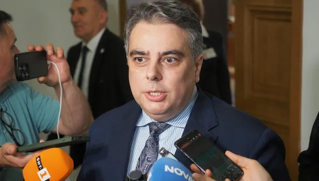Асен Василев: Правителството "открадна" по 30 евро на месец от най-бедните работещи , пенсионерите и...