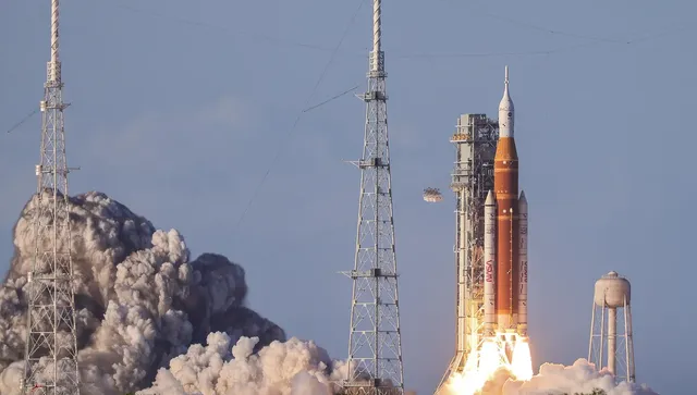 Астронавтите от "Артемида 2" напуснаха орбитата на Земята и се насочиха към Луната