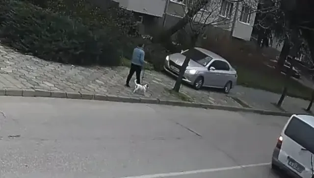 Шофиращ по тротоар автомобил едва не сгази пешеходка 