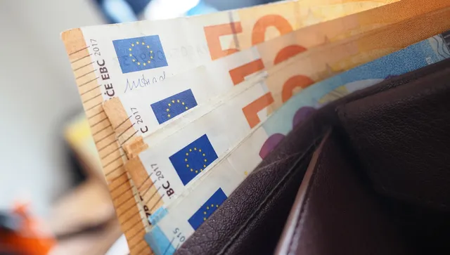 Паника в съседна Сърбия: Масово обменят динари за евро