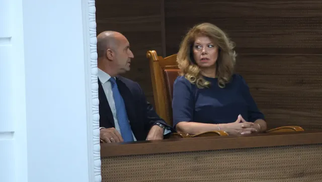 Йотова и Радев в драматичен контраст - тя сива мишка, а той - хитър и ловък котарак