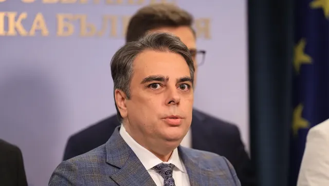 И Асен Василев се възправи срещу рекламите за хазарт 