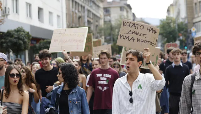 Студентите от НАТФИЗ отново на протест: Писна ни!!! Оставка! Долу, ректора!