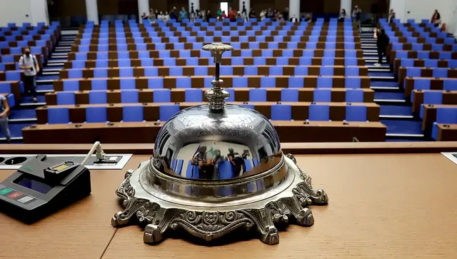 Парламентът заседава извънредно днес с две точки в дневния ред