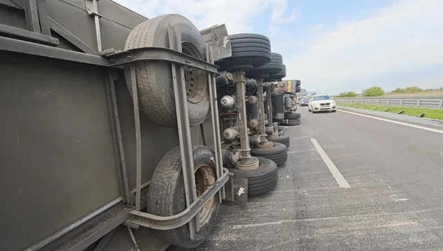 Камион се преобърна, изсипвайки тонове картофи на магистрала "Тракия" 