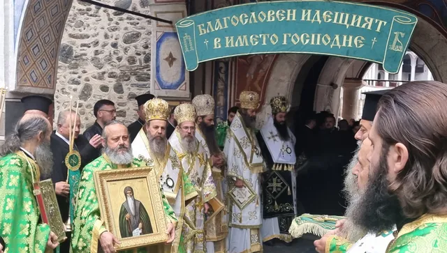 Вселенският патриарх поздрави чакащите го пред Рилския манастир на български 