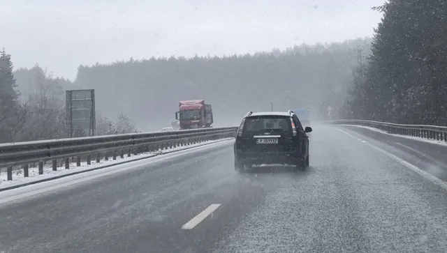 Намалена видимост и снеговалеж затвори АМ „Тракия“ край Бургас