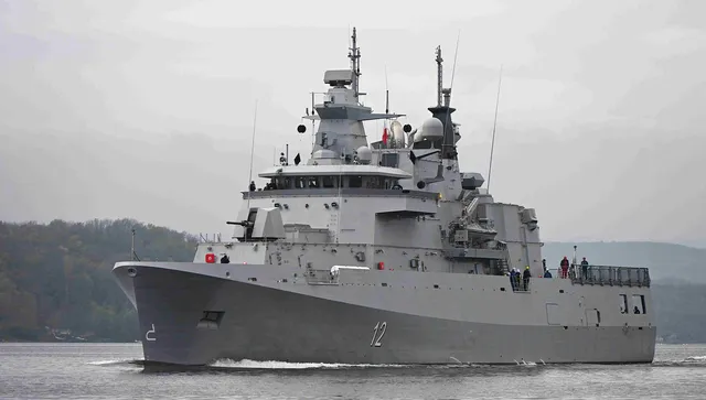 С тържествен ритуал вдигат знамето на новия патрулен кораб „Храбри“