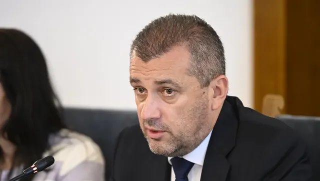 Транспортният министър се оправдава: Нямам подозрения за шпионаж за руския самолет минал над България