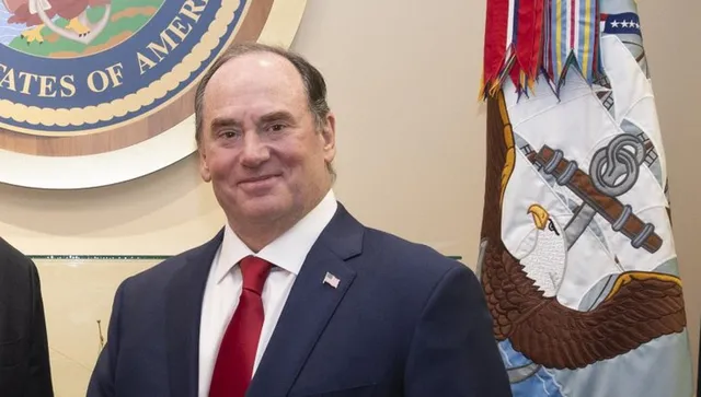 Джон Фелан напуска шефския пост във военноморските сили на САЩ