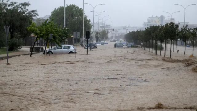 Бурята „Байрон“ блокира Атина — училища и детски градини затворени, улици са под вода