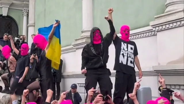 Венецианското биенале избухна в скандал: Pussy Riot протестира срещу завръщането на Русия
