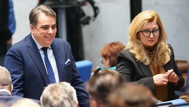 Асен Василев плаши Росен Желязков с ексцесии, ако не подаде оставка