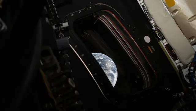 Трети ден от полета на Артемис II“, космонавтите вече виждат през люка Луната