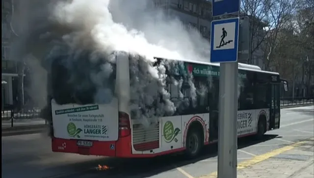 Автобус пламна в движение в центъра на Пловдив