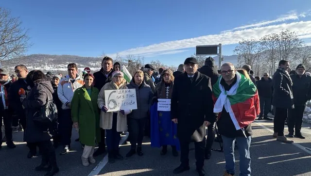 Протест в Ловеч заради спирането на тока по Коледа