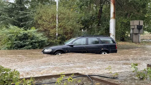 Коли на централен булевард в Русе попаднаха във воден капан