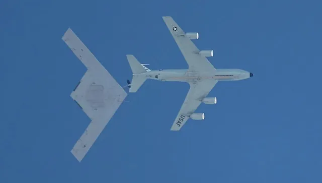 Появиха се първите снимки на зареждане във въздуха на американски бомбардировач от ново поколение