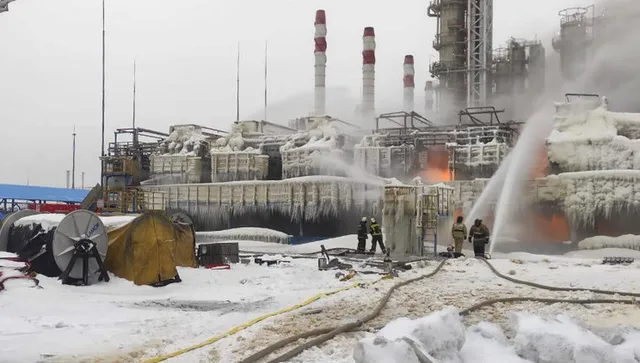 Пожар бушува на руското пристанище Уст Луга след удари на украински дронове