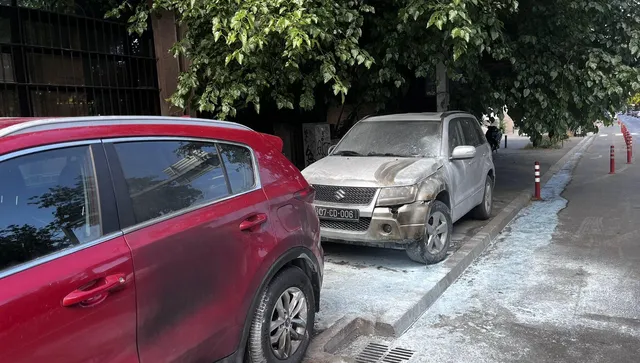 Запалиха коли на българското посолство в Скопие 