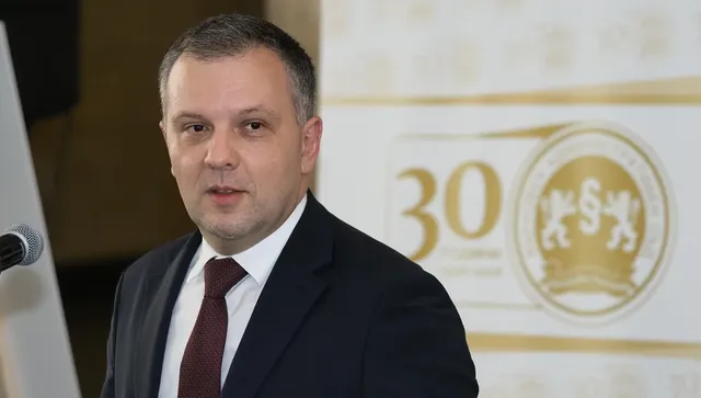 Министър Найденов сваля доверието си от Емилия Русинова, иска оставката й
