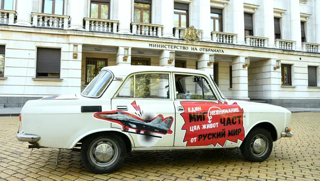Младежите от „Да, България” дариха на министър Димитър Стоянов стара руска кола 