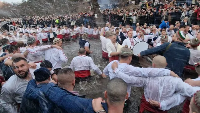 Богоявленското мъжко хоро нагази в студените води на Тунджа
