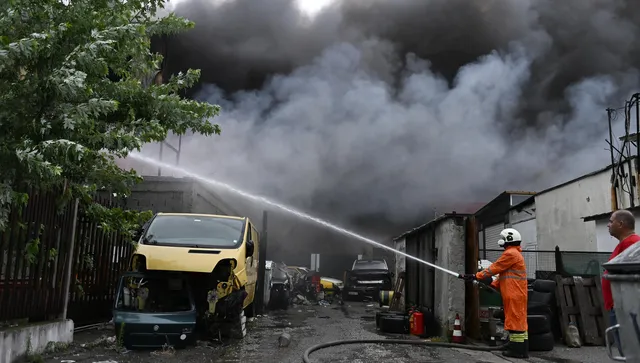 Голяв пожар в София - пламнаха 2000 кв. метра халета за преработка на отпадъци