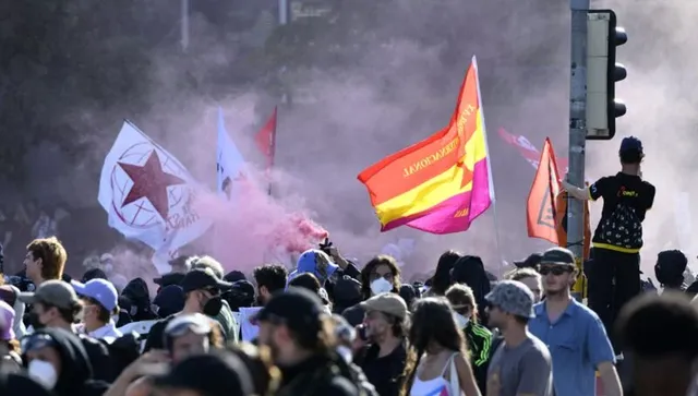 Протестиращи преди срещата на Г-7 подпалиха кола и изпочупиха прозорци на банка 