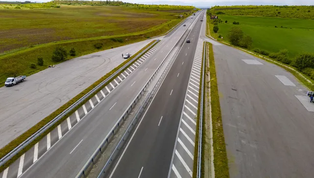 Затруднение в движението по АМ „Тракия" заради аварирал ТИР