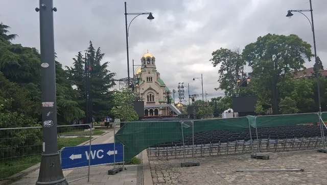 Да се изпикаеш пред "Александър Невски" до 10 тоалетни! А трябва пред парламента